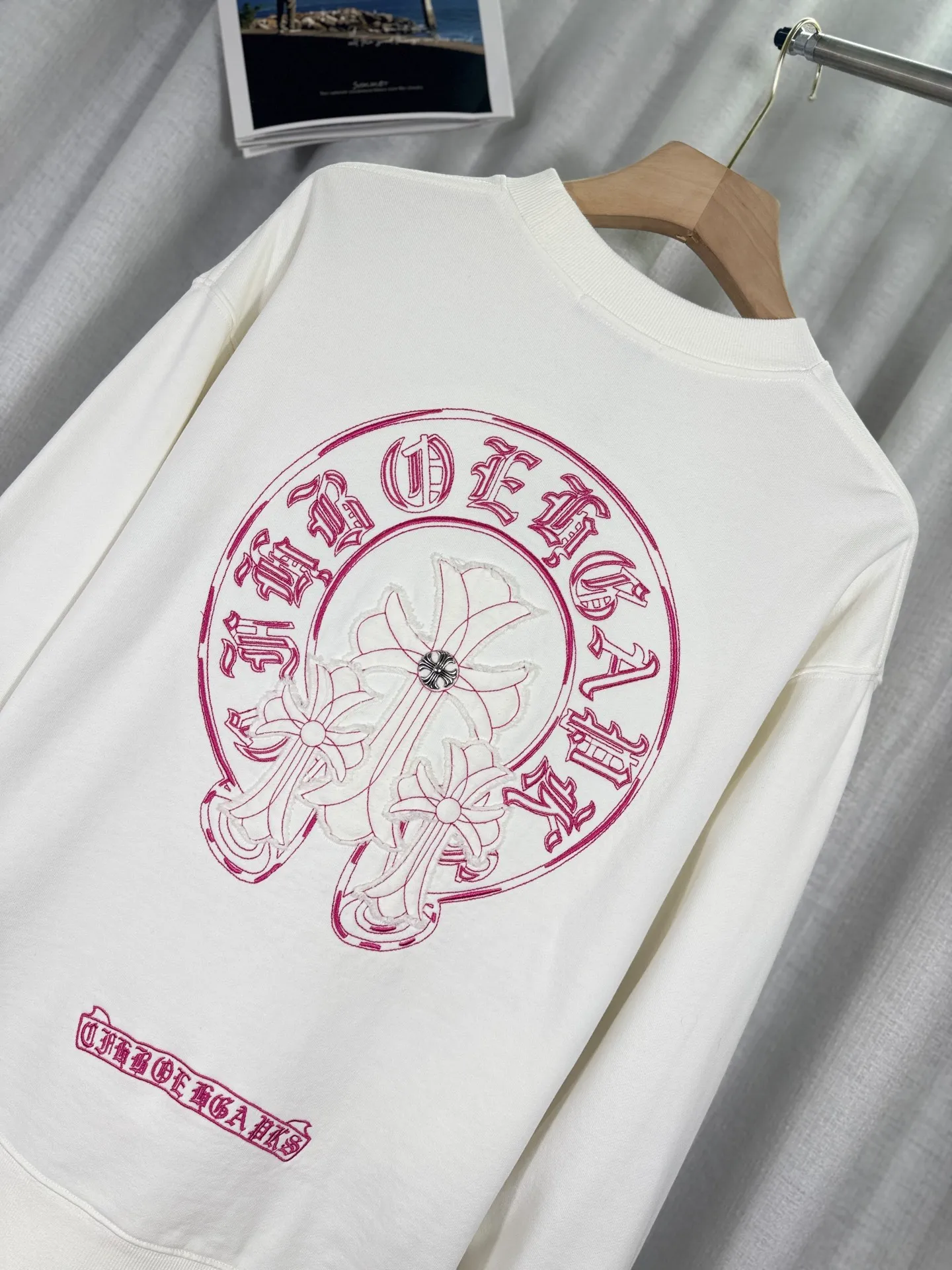 P270 top version, real shot without P, ​​different from market currency) 𝗖𝗵𝗿𝗼𝗺𝗲 𝗛𝗲𝗮𝗿𝘁𝘀/Cro Heart 2025 washed patch embroidery autumn and winter new original single counter American laser burnt 3D three-dimensional color embroidered couple casual sweatshirt 👑The highest version! Customized fabric 420g tripe terry fabric! American acid-washed and distressed original fabric laser burnt ✟appliqué embroidery and exquisite embroidery of letters! The best-selling model in the counter, very comfortable to wear. Accessories: original molded and authenticated collar label➕100% silk wash label. Genuine purchase-grade original hangtag➕matching hanging rope➕3D hanging beads➕original packaging bag. Craftsmanship: The original version has consistent wiring! The highest version of the armhole matching technique! Color: White Black Size: S M L XL Style Number: 25-307